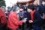 1130211盧市長大年初二至清水區紫雲巖發送龍年小紅包 (1)