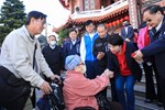 1130211盧市長大年初二至清水區紫雲巖發送龍年小紅包 (2)