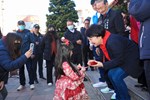 1130211盧市長大年初二至清水區紫雲巖發送龍年小紅包 (3)