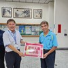 11-區長致贈退休紀念品(胡哥)