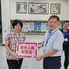 13-區長致贈退休紀念品(叔芬姐)
