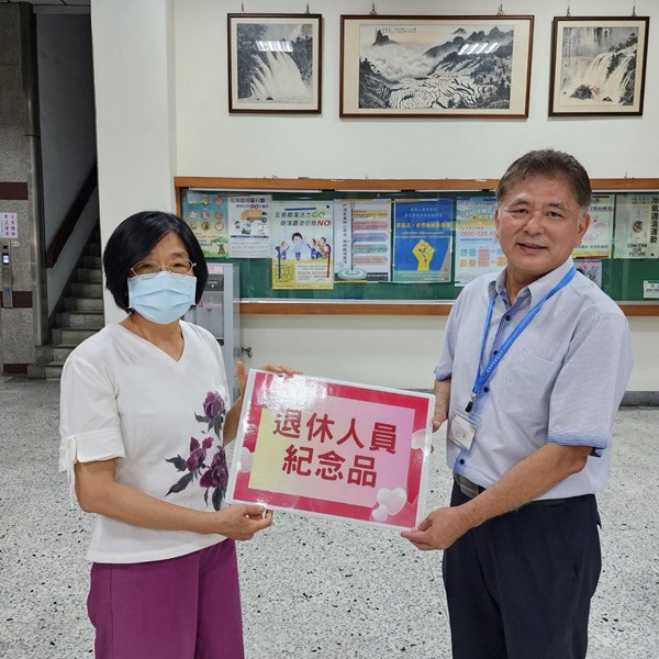 14-區長致贈退休紀念品(淑美姐)