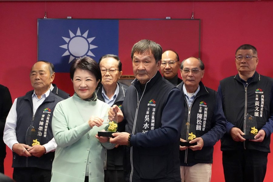 市長頒發績優區公所調解委員會獎座予本區調解會主席-1