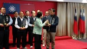 市長頒發績優區公所調解委員會獎座予本區調解會主席-2