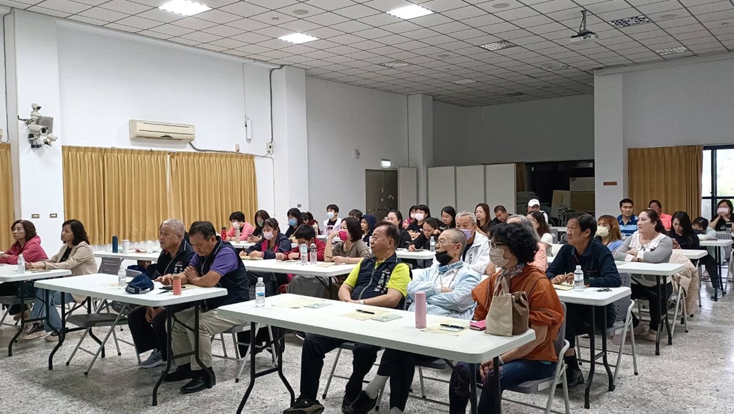 參加者仔細聆聽