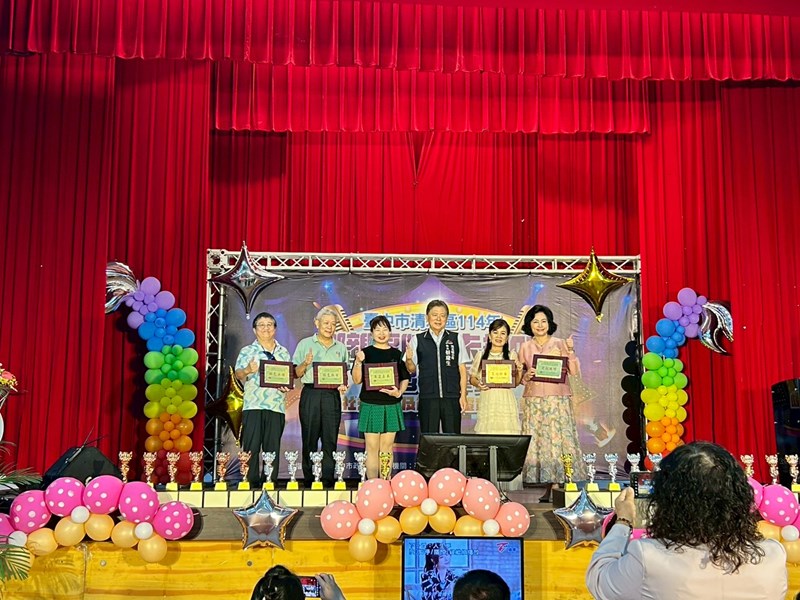 區長與得獎者合照