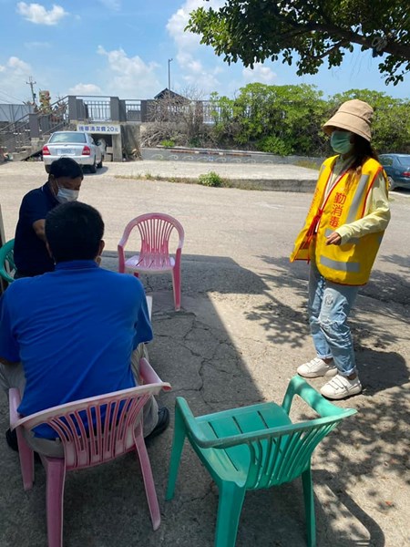 向民眾宣導常👏洗手勤消毒、😷外出口罩全程戴起來，以及提醒市民保持社交安全距離-3