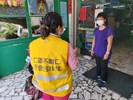 向民眾宣導常👏洗手勤消毒、😷外出口罩全程戴起來，以及提醒市民保持社交安全距離-1共三張