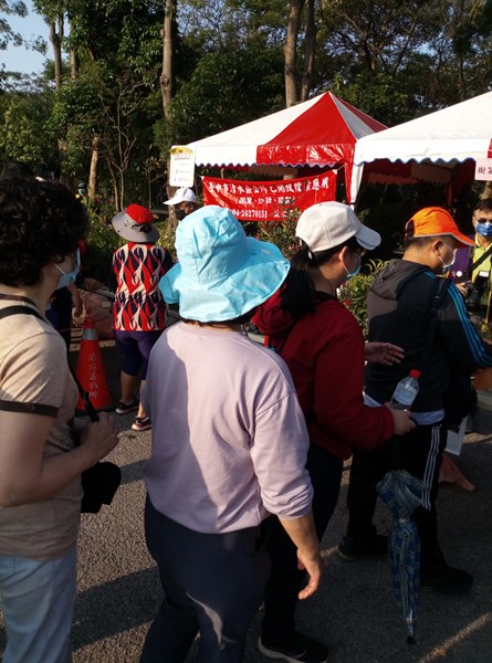 領取樹苗民眾